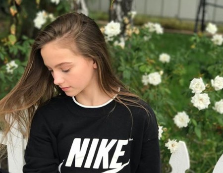 Le mannequin américain Jayden Bartels a posé avec un t-shirt Nike