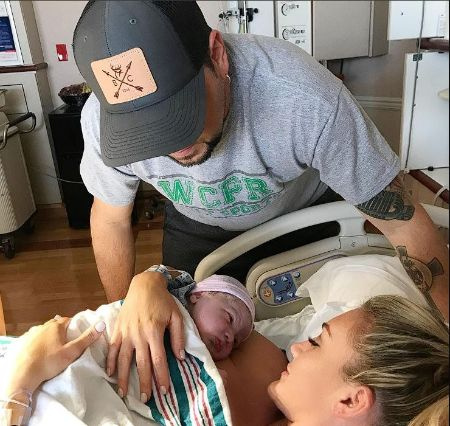 Memphis Aldean con sus padres