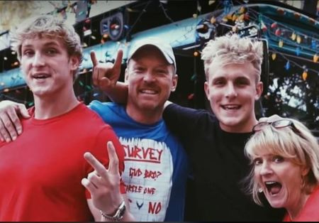 Logan e Jake's father loves going to outdoor activities.