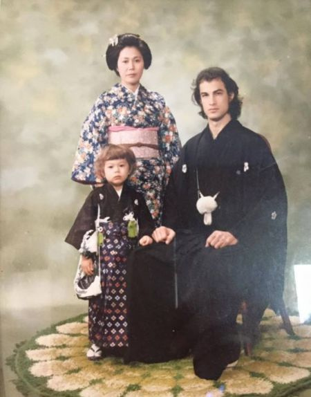 Steven Seagal con su primera esposa Miyako y su hijo Kentaro