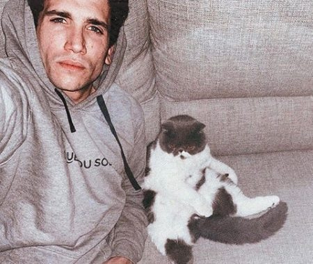Jaime Lorente's cat on his sofa