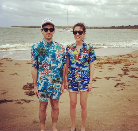   Mina Kimes e Nick Sylvester sono splendidi in abito hawaiano durante la loro vacanza a Puerto Plata.