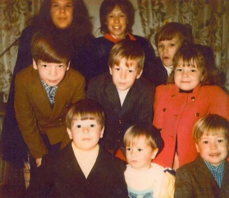 Uma foto rara de todos os nove irmãos de Tracey Wahlberg