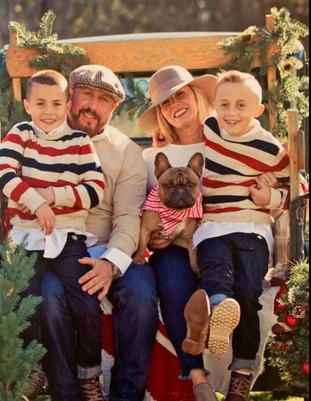 Tracey Wahlberg com seu marido Michael Marcarelli e seus dois filhos