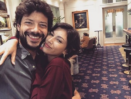 Álvaro Morte e sua co-estrela de Money Heist Úrsula Corberó se aconchegando