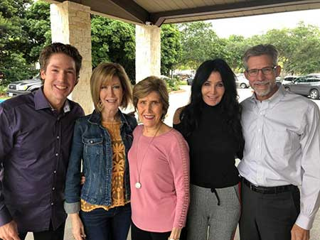   Joel Osteen con sus cuatro hermanos