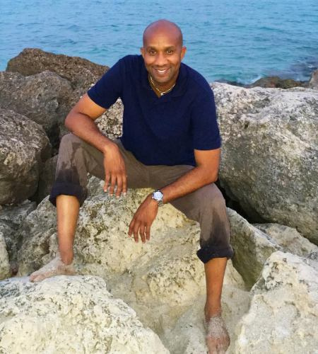 Alexander Devore Avant est un divertissement exécutif