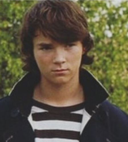 L'acteur de The Little Vampire, Rollo Weeks est un acteur britannique né dans le Sussex.