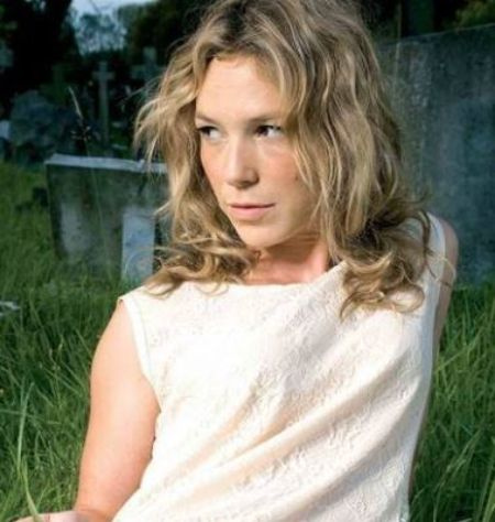 Semaines consécutives' sister, Honeysuckle Weeks is also an actress know for the series, Foyle's War.