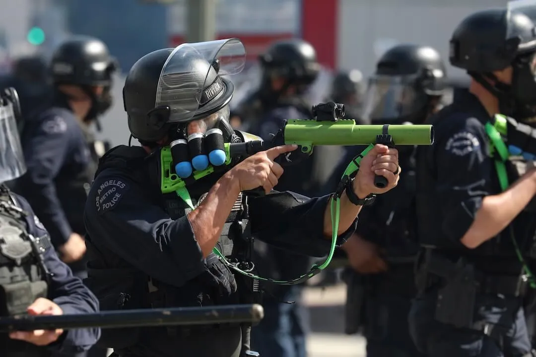 Enquanto a polícia enfrenta processos judiciais por ataques a jornalistas durante os protestos em Los Angeles, especialistas alertam que a segurança da imprensa está desaparecendo nos EUA
