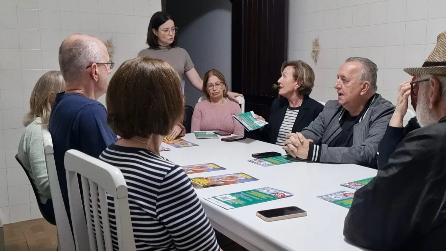 Au Brésil, un journaliste montre aux seniors comment déjouer la désinformation, un message WhatsApp à la fois