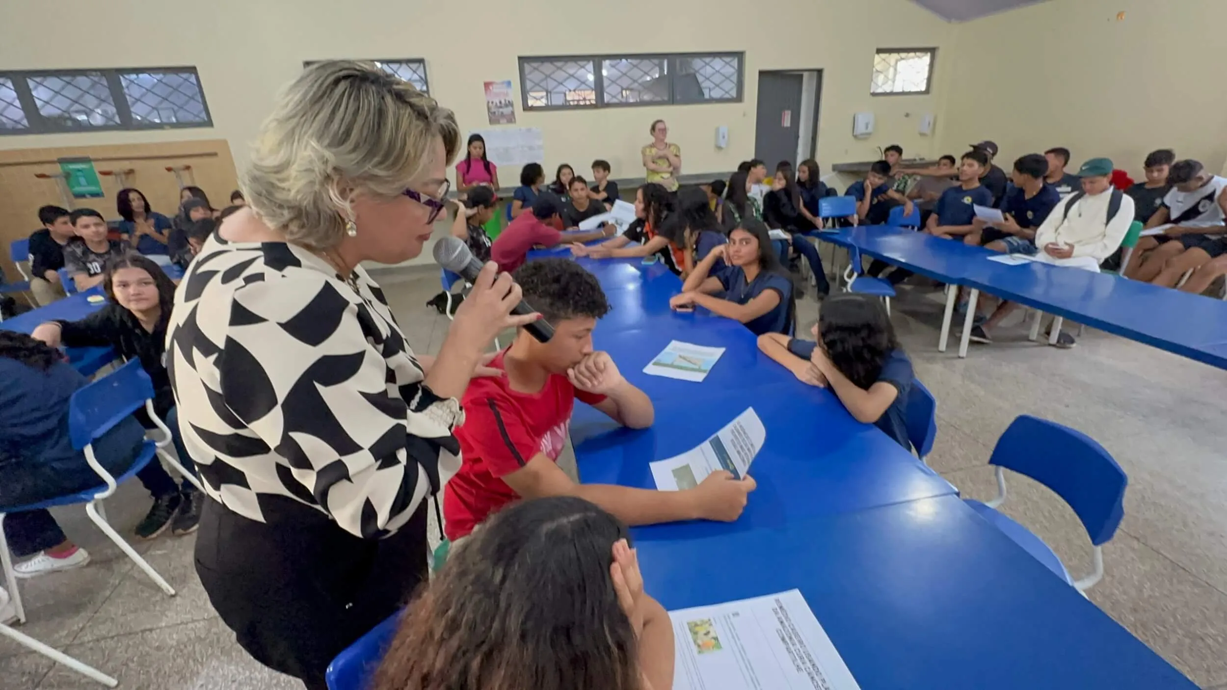 Josi Gonçalves interactúa con los estudiantes durante el taller. (Cortesía: Francisco Costa)' width='2500' height='1406' title=