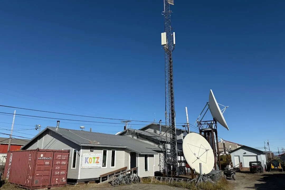 Non è insolito che gli abitanti delle zone rurali dell’Alaska nutrano sfiducia nei confronti delle persone provenienti dai Lower 48. Ma ciò che è particolarmente preoccupante secondo alcuni residenti di Kotzebue è che due dei tre membri della delegazione del Congresso dell’Alaska hanno votato a favore dei tagli ai finanziamenti. È piuttosto terribile in questo momento. Non posso edulcorare, ha detto Murkowski che ha votato contro il recupero.' width='1080' height='720' title=