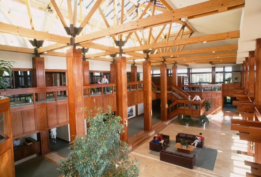 Aos 50 anos, Poynter não tem hall da fama. Se assim fosse, esses 12 ex-alunos estariam nele