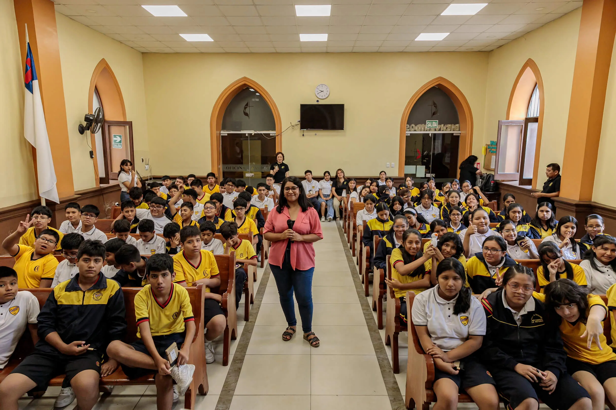 Lucero Ascarza photographié avec un groupe d'étudiants à la suite d'un atelier d'éducation aux médias. (Avec l'aimable autorisation de Sebastián Blanco)' width='2500' height='1667' title=