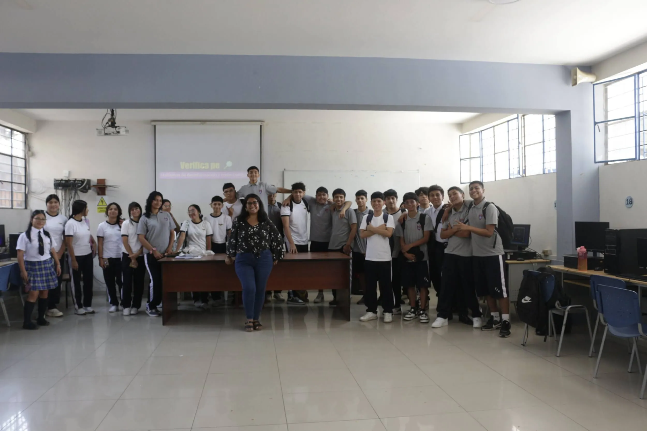 Lucero Ascarza avec des lycéens suite à son atelier Verifica pe. Photo par : Nicolas Gomez' width='2500' height='1667' title=