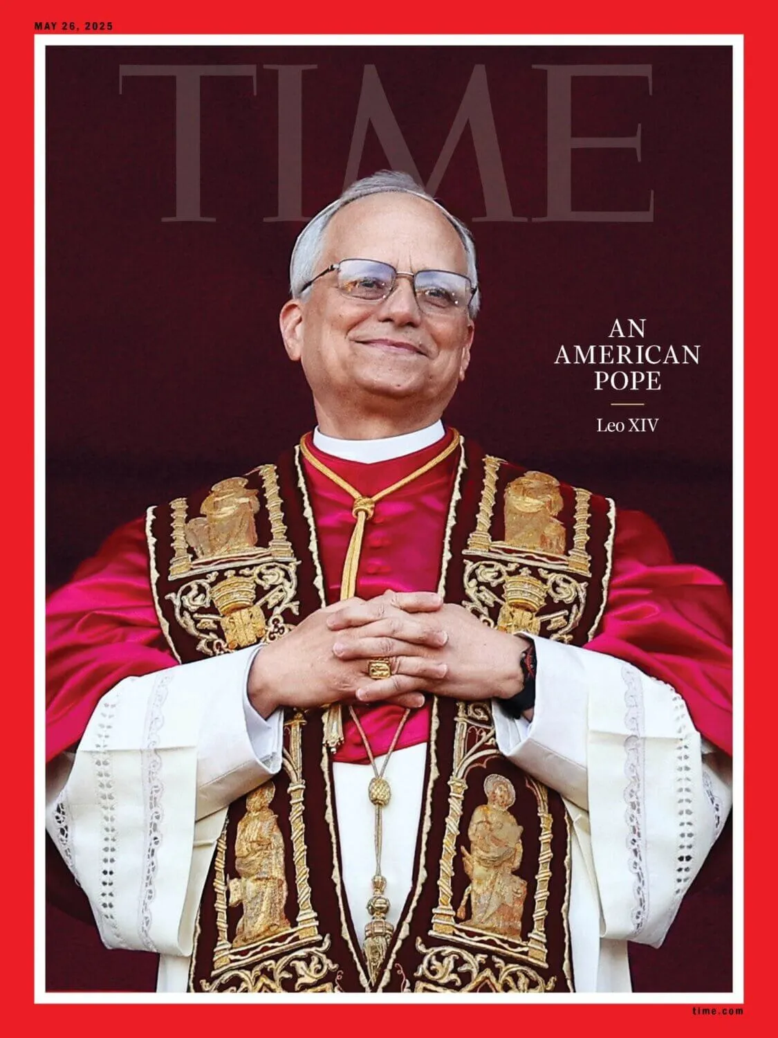 Une couverture du magazine TIME avec le nouveau pape souriant, les mains jointes devant lui' width='1125' height='1500' title=