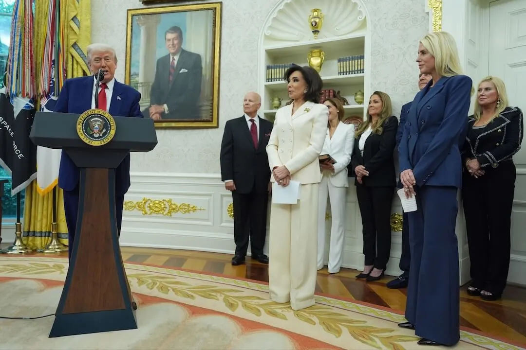 Opinião | Lei e... desordem? Trump considera um perdão controverso ao receber uma ex-estrela da Fox News em sua administração