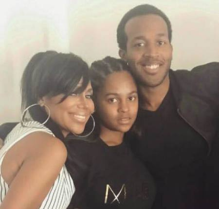 Marcel Young con su madre y media hermana, Baili Knight