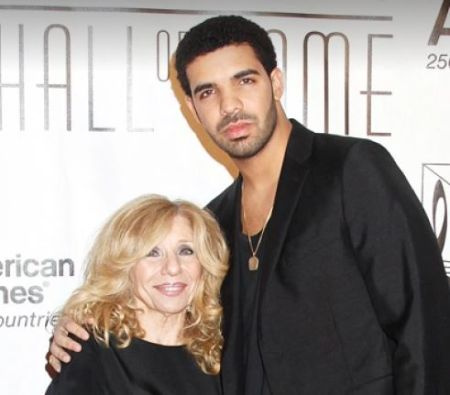 La exprofesora de inglés y florista Sandi Graham con su hijo y el artista Drake