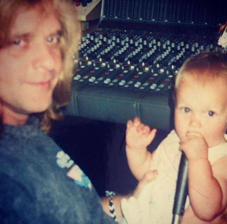   Jesse mit ihrem verstorbenen Vater als Kind.