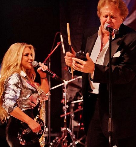   Jesse Money tritt mit ihrem Eddie auf.