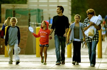 Timothy Olyphant, esposa Alexis Kneif y sus hijos (1)
