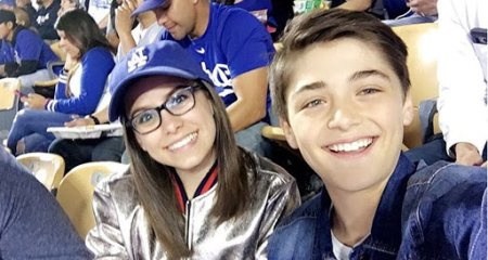 Madisyn Shipman y Asher Angel durante un juego.