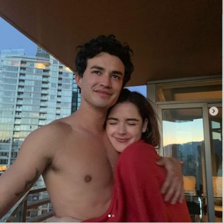 Kiernan Shipka se apega a Gavin sem camisa em um post no Instagram
