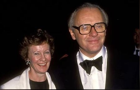 Anthony Hopkins todavía estaba casado con Petronella Barker, su primera esposa cuando conoció a Jennifer Lynton.