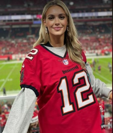 Le mannequin slovaque Veronika Rajek assiste au match des Tampa Bay Buccaneers contre les New Orleans Saints le 7 décembre 2022