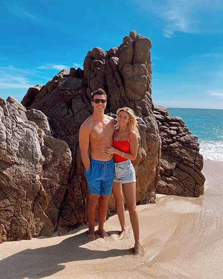 Sadie Robertson e seu marido Christian Huff em uma praia no México durante sua lua de mel
