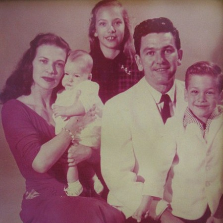   Vickie Lynn Swayze de niña con sus padres y hermanos