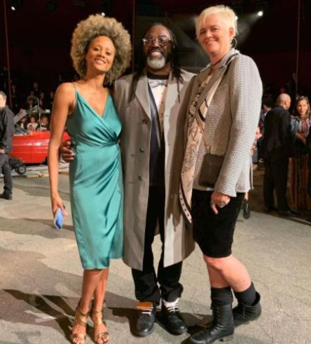   Desde la izquierda, Katianna Stoermer Coleman's Mother In Silk Dress, her father, Kazembe Ajamu, and Zendaya's mother Claire Stoermer 