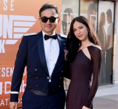 Kelsey Asbille com seu pai James C Chow no tapete vermelho.