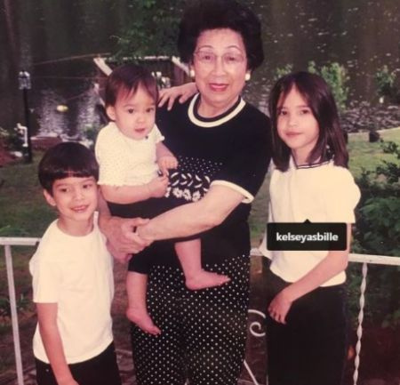 Uma foto antiga de Kelsey Asbille com seus irmãos e avó.