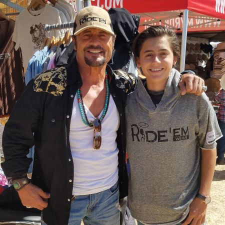 El padre de Isaak, Lou, lo crió solo como padre soltero.
