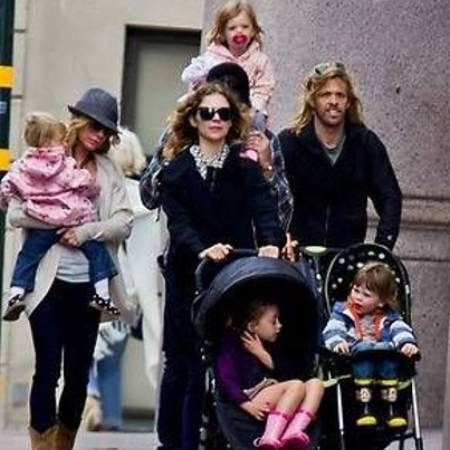 Oliver Hawkins con sus padres y hermanos