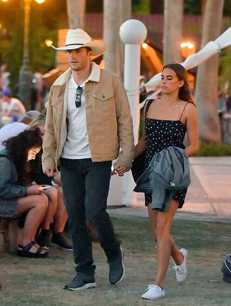 Scott Eastwood y Maddie Serviente fueron vistos caminando de la mano en Coachella