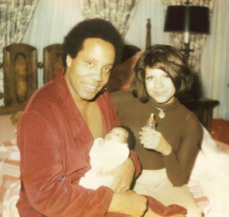 El difunto gángster estadounidense Frank Lucas con su esposa, Julianna Farrait y su pequeña hija Francine.