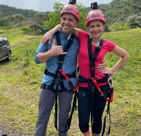 Pascale e sua co-estrela Kavan Smith são bons amigos na vida real também