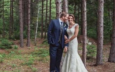   Hallie ist seit Jahren mit Josh verheiratet.