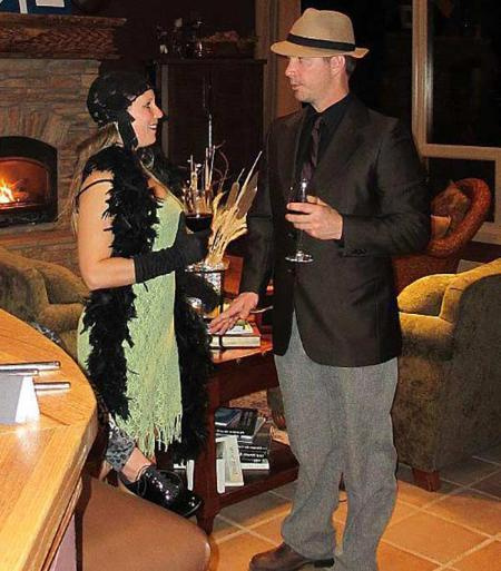 Dustin in piedi accanto a sua moglie Arin