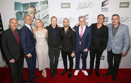Tony Dalton con otro elenco de Better Call Saul en su estreno