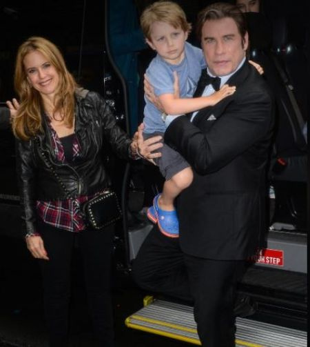 A atriz do SpaceCamp Kelly Preston, seu filho, Benjamin Travolta, e seu marido John Travolta.