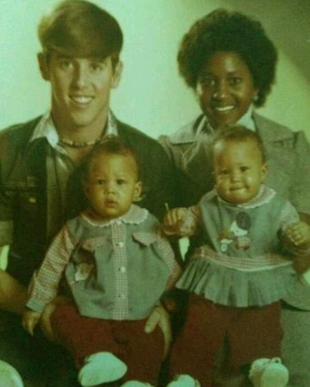  El joven Timothy Mowry con su familia