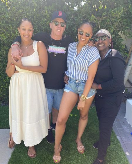   Timothy Mowry con su esposa Darlene Mowry e hijas gemelas