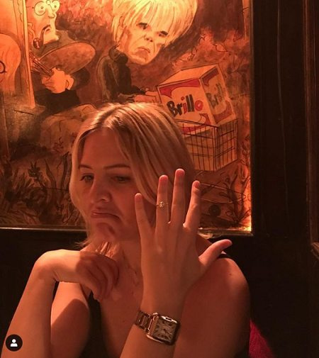 Helene Yorke, uma ex-namorada de Bobby mostrando seu anel no dedo de noivado.