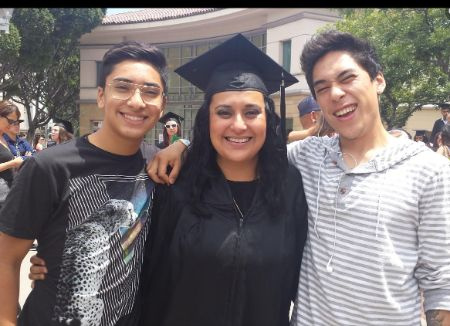 Ilusion Millan com seus filhos no dia da formatura