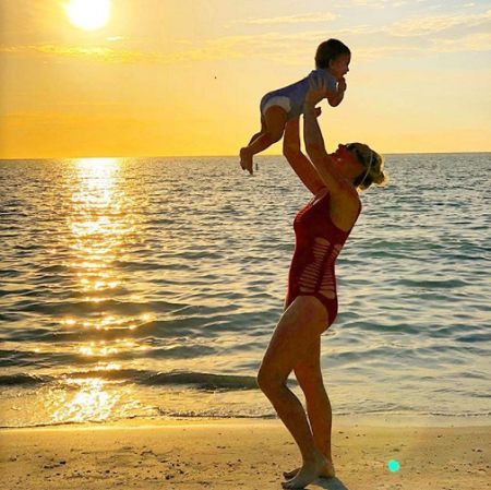   Jackie Ibañez con suo figlio.